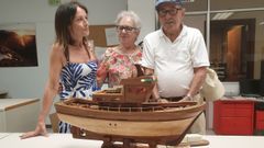 Manuel González, acompañado de su mujer, llegó a la redacción de La Voz de Galicia y de Radio Voz con una maqueta para Raquel González (a la izquierda)
