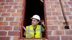 construir.El arquitecto t�cnico Roberto P�rez, en una obra en marcha en la zona de Xaz, en Oleiros