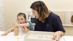 La logopeda Isabel Garc�a, en el centro de especialidades que tiene en Carballo