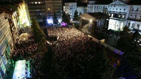 Plaza de Armas repleta de p�blico en la noche que abri� las fiestas, con el preg�n y el concierto de Cadena 100, con la actuaci�n de Fangoria y Bombai.
