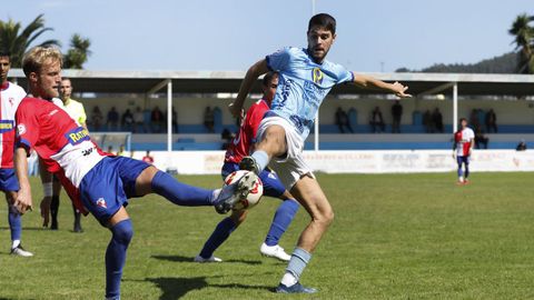 <span lang= gl >Carlos Teixeira loita un bal�n dividido nun partido contra o Arousa no Kiko Rey.</span>