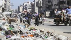 Un grupo de palestinos�en el campo de refugiados de Yabalia, en una imagen de archivo.�<span style= color: #111111; font-family: MajritTxRoman, serif; font-size: 12px; text-align: right; ><br /></span>