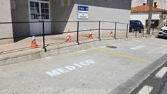 Pintado de plazas reservadas de aparcamiento ante el centro de salud de Corcubi�n