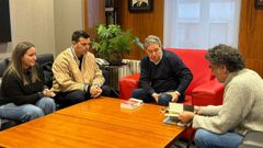 O ga�ador de premio Maria Victoria Moreno, Lois P�rez foi recibido no Concello de Pontevedra polo alcalde, Miguel Anxo Fern�ndez Lores 