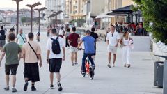 En agosto, el paseo mar�timo de Vilagarc�a se llena de gente feliz que disfruta de la brisa y el paisaje