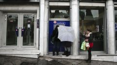 Los griegos han acelerado la retirada de dep�sitos en los �ltimos d�as. El viceprimer ministro heleno, Yanis Dragasakis, intent� ayer aplacar sus temores asegurando que el primer deber del Gobierno es garantizar �el correcto funcionamiento de los bancos�. 