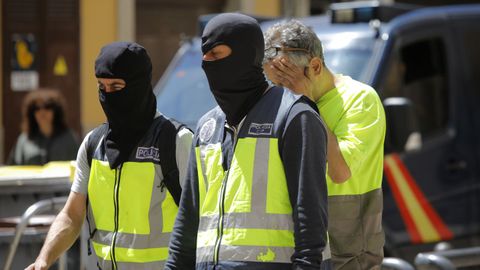 Imagen de los agentes tras uno de los registros en A Coruña