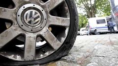 <span lang= es-es >As� qued� el veh�culo</span>. El neum�tico revent� al pasar por el bache de Pardo Bajo. Puede apreciarse el orificio causado y tambi�n da�os en las llantas. La Polic�a Local levant� atestado. 