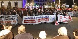 La manifestacin parti desde el entorno del Hospital Provincial y remat, tras un recorrido por el centro, en la plaza de Espaa. 