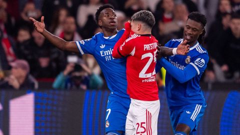 Prestianni, durante el Benfica-Real Madrid, en un lance del partido con Vinicius y Camavinga.
