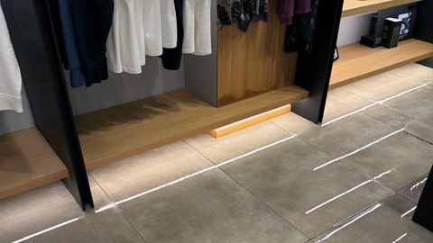 Agua acumulada en el interior de la tienda Sarto, en la r�a Xeneral Pardi�as