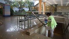 Una limpiadora, en instalaciones de la Xunta