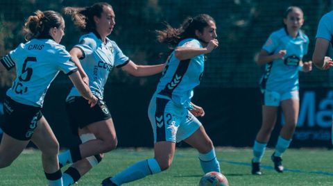 La jugadora de As Celtas Nerea Cuquejo, perseguida por los rivales del Burgos, en el partido de este domingo en A Madroa.