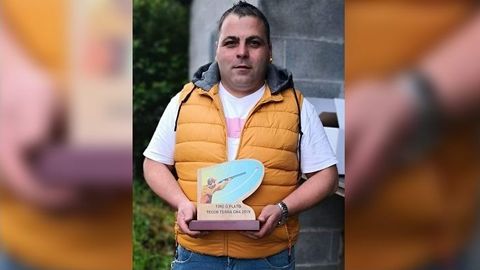 Miguel Fern�ndez Cend�n, sujetando un trofeo de tiro al plato, una de sus pasiones

