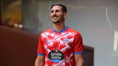La nueva equipaci�n es un redise�o del cl�sico albivermello