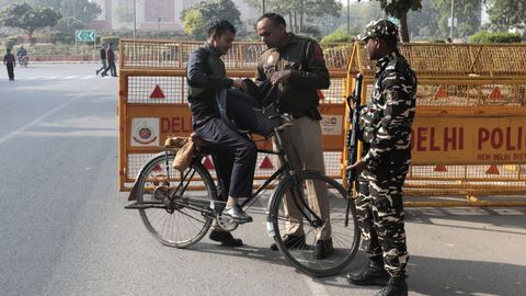 Personal de seguridad y la polic�a de Dehli revisan el acceso a las inmediaciones del Parlamento tras el asalto de dos personas a esta C�mara.