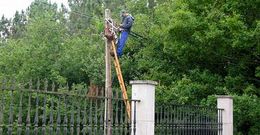 Un operario repone el cableado robado en una aldea de una parroquia negreiresa.