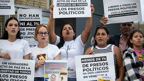 Familiares y allegados de presos pol�ticos se concentran en el exterior de la prisi�n del Helicoide, en Caracas