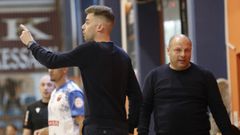 David Rial (izquierda), dando instrucciones a sus jugadores 