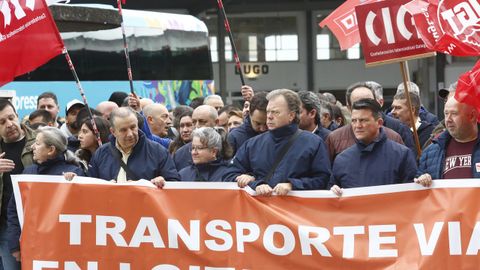 Manifestantes, ante la estación de autobuses de Lugo