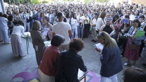 Maestros de primaria aspirantes a funcionarios en el examen de oposición en el IES Lamas de Abade (Santiago) el pasado 21 de junio