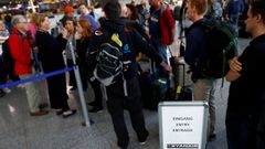 Pasajeros de Ryanair, pendientes de las cancelaciones por la  huelga