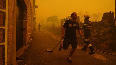 Agentes medioambientales y vecinos trabajaron mano a mano en un incendio en O�mbra.