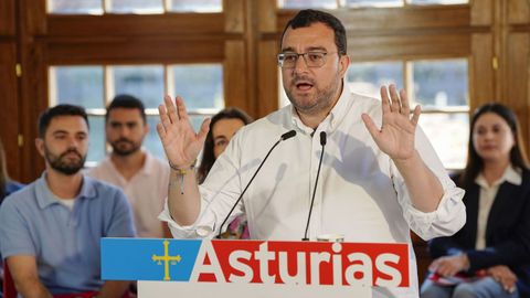 El secretario general de la FSA-PSOE y presidente del Principado, Adri�n Barb�n, interviene en la clausura de la presentaci�n de la campa�a �Tu voz hace Asturias�