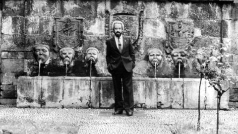 Javier Vidal posa delante de�los ca�os de San Francisco, en Avil�s, en su etapa como consejero de Sanidad, Asistencia Social y Salud P�blica