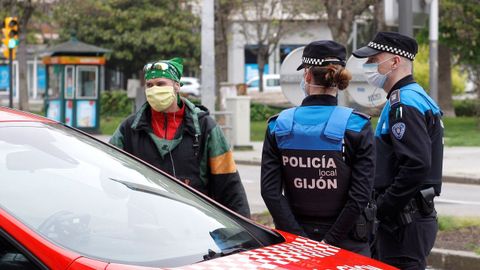 La Polic�a Local de Gij�n controla las calles 