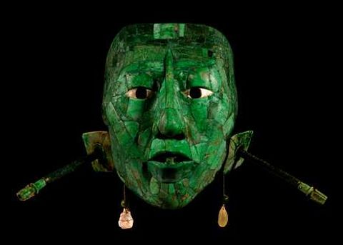 Hombre precolombino tallado en jade.