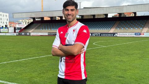 El defensa argentino Tom�s Susavila pos� este martes con la camiseta de su nuevo equipo, el Arousa, sobre el c�sped del campo de A Lomba.