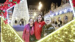 De izquierda a derecha, Vicenta, la voluntaria Anabel, y Asunci�n en la Praza Maior