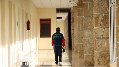 Un paciente camina por el antiguo hospital del Rebullón