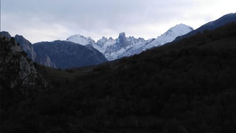 Los Picos de Europa con el manto blanco de la nieve