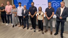 Aar�n �lvarez, a la derecha de Luis Menor, en una reuni�n en la sede del PP junto a otros cargos populares en el municipio y en la provincia.