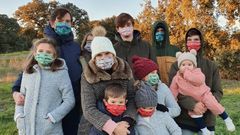 Paloma Blanc junto a su marido y sus nueve hijos