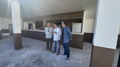 El presidente del CD Boiro, Marcos Mart�nez, inspeccion� las obras junto al alcalde, Jos� Ram�n Romero, y el concejal de Deportes, Marcos Fajardo.