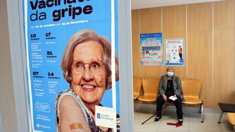 Luisa Durán, de 86 años, tras vacunarse del covid y de la gripe en el centro de salud Virxe Peregrina de Pontevedra