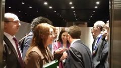 Pablo Iglesias, al fondo a la izquierda, frente a Santiago Abascal, a la derecha