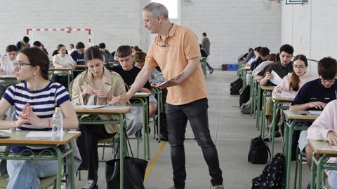 Un profesor, entregando los ex&aacute;menes de la selectividad, el pasado martes en el IES Vilar Ponte de Viveiro.