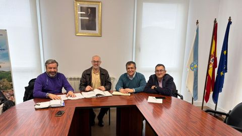 El director de la Axencia Galega da Calidade Alimentaria, Mart�n Alemparte, se reuni� con los alcaldes de Monterrei, Jos� Luis S�nchez; y de Cualedro, Luciano Rivero