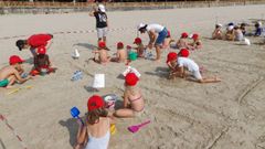 Ni�os en plena construcci�n de sus castillo de arena.
