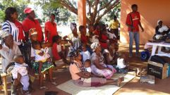Residentes en una localidad de Mozambique en la que el Fondo Galego de Cooperacin e Solidariedade financia un proyecto de cooperacin tcnica fiscal