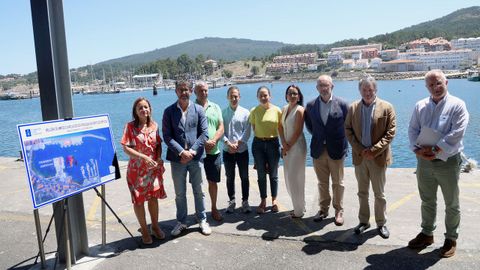 La conselleira do Mar, Marta Villaverde (a la izquierda), visitó las instalaciones para anunciar la actuación.