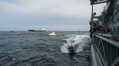 Imagen de archivo de un buque de la Armada Portuguesa con un mercante y otros barcos al fondo