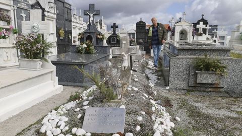 La fosa com�n del cementerio de Serantes, con el historiador Xos� Manuel Su�rez entre los nichos de los represaliados