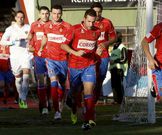 Campillo salta al campo seguido de sus compa�eros.