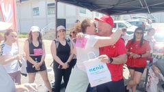 Al finalizar el recorrido por Rianxo hubo un sorteo de regalos cedidos por el comercio local