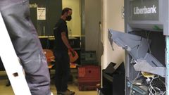  La Guardia Civil investiga el robo en una entidad bancaria de Villamayor (Pilo�a) perpetrado la pasada madrugada, donde los autores reventaron el cajero autom�tico con explosivos para huir con un bot�n de 30.000 euros.
